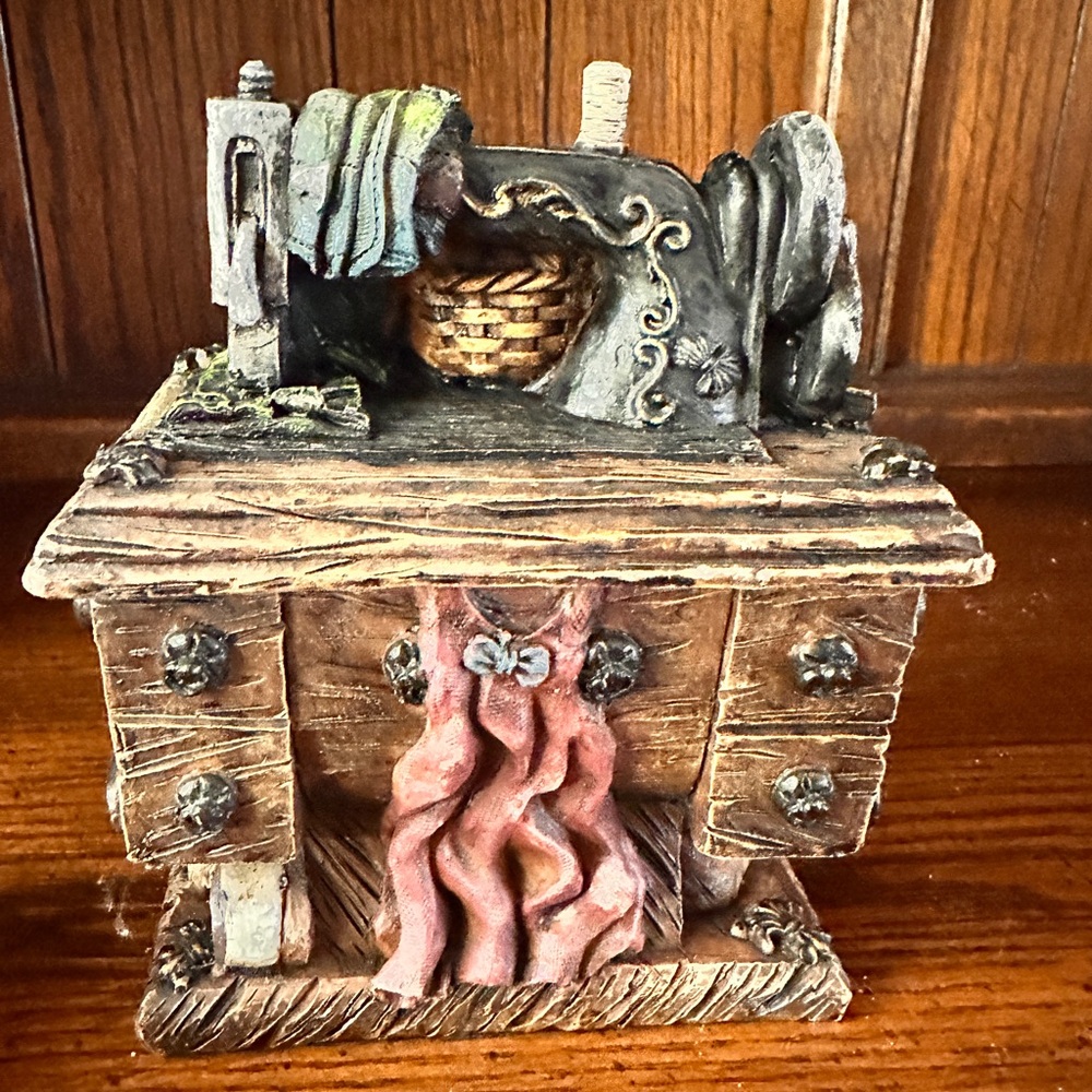 Vintage Sewing Machine Figurine